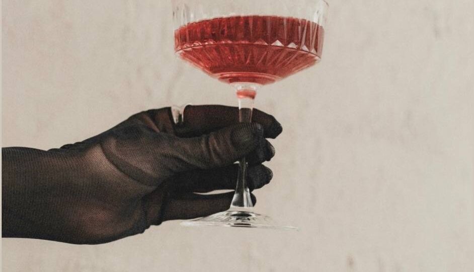 С нашим днем, девочки