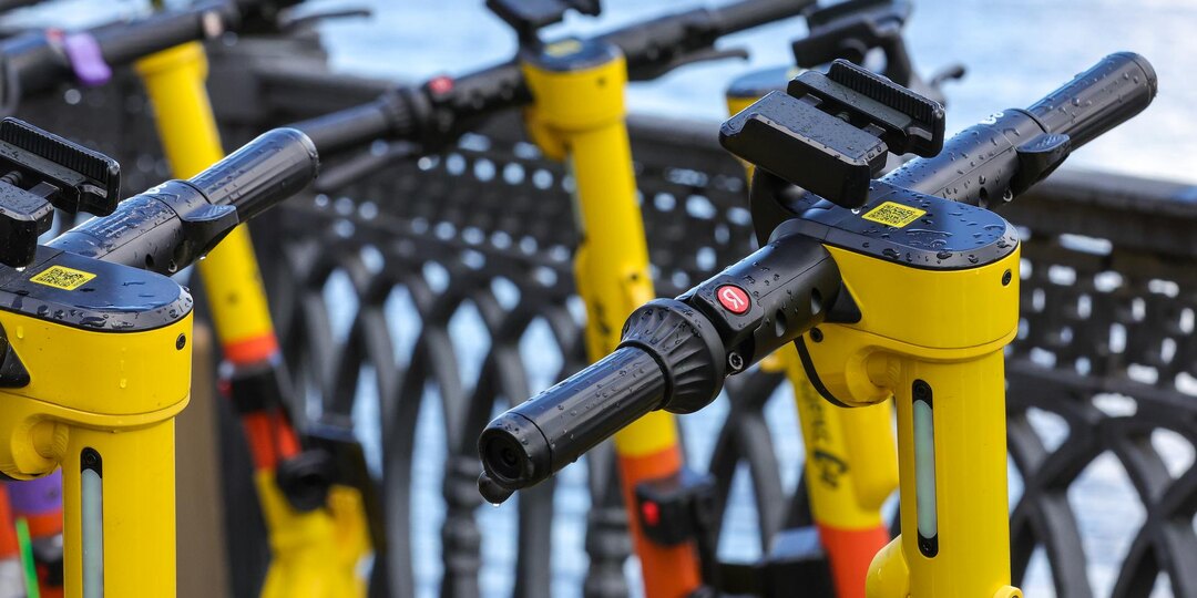 В Петербург из-за технического сбоя попали три электросамоката