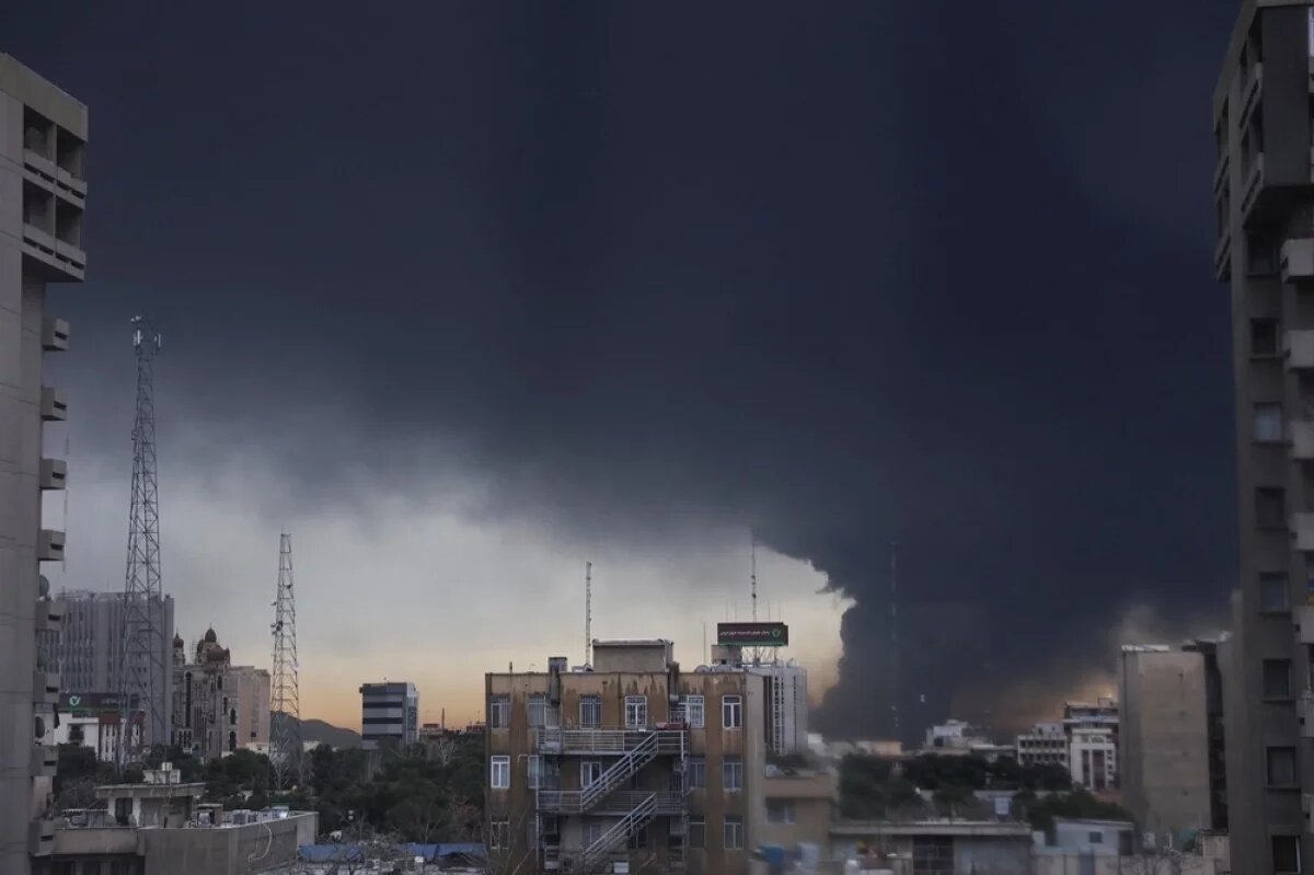    Этой ночью Израиль и США поразили нефтяные склады в северных пригородах Тегерана.