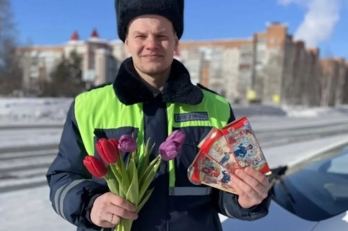    В Стрежевом женщинам за рулем вручили «шоколадки-ПДД»