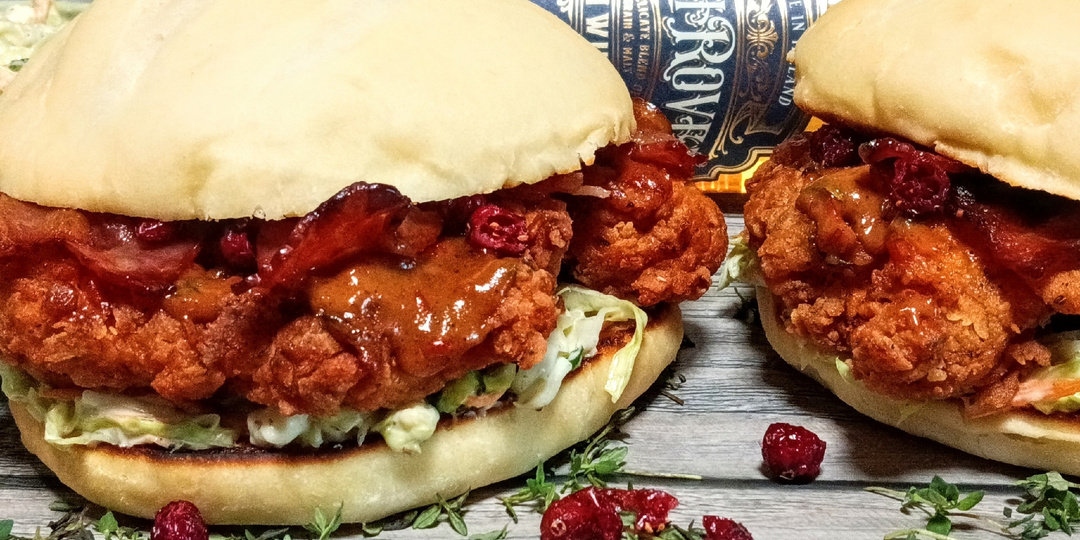 Сэндвич с хрустящей курицей "кровавая мэри" и коулслоу с голубым сыром