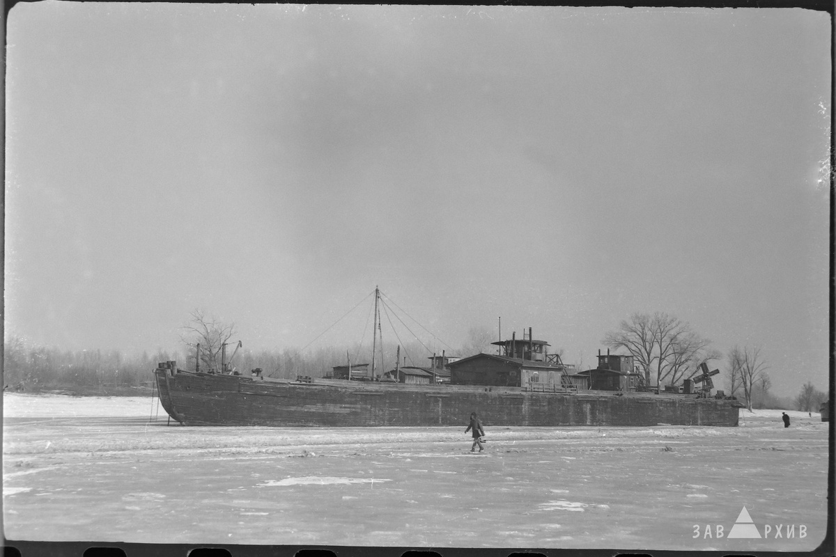 Деревянные баржи в Красноармейском затоне. Послевоенное фото