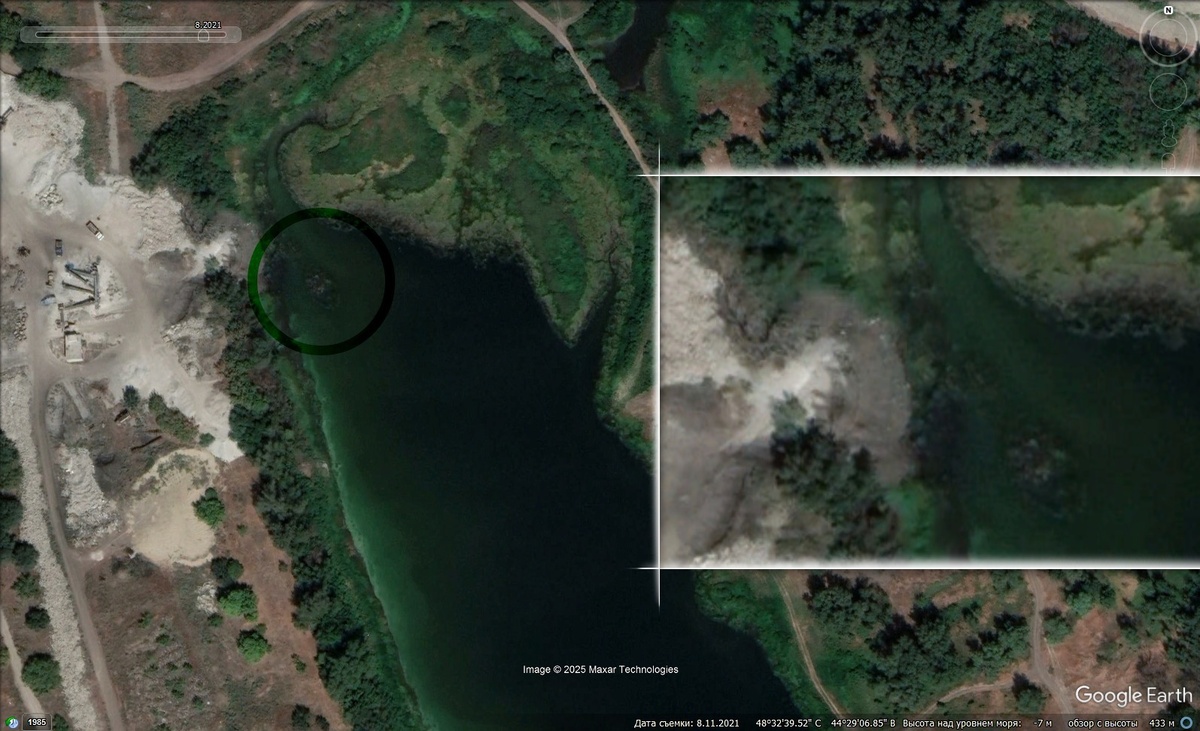 Место гибели баржи №235 на спутниковом снимке Гугл. Дата съемки 11 августа 2021 года. Место гибели барж под номерами 207 и 694 находится рядом и сильно заболочено.
