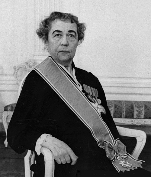 Алекса́ндра Миха́йловна Коллонта́й (фамилия при рождении — Домонто́вич; 19 (31) марта 1872, Санкт-Петербург — 9 марта 1952, Москва) — русская революционерка, советский государственный деятель и дипломат. Чрезвычайный и полномочный посол СССР. Член РСДРП(б) с 1915 года. В 1917—1918 годах была наркомом государственного призрения (социального обеспечения) в первом Советском правительстве, что делает её первой женщиной-министром в истории[3]