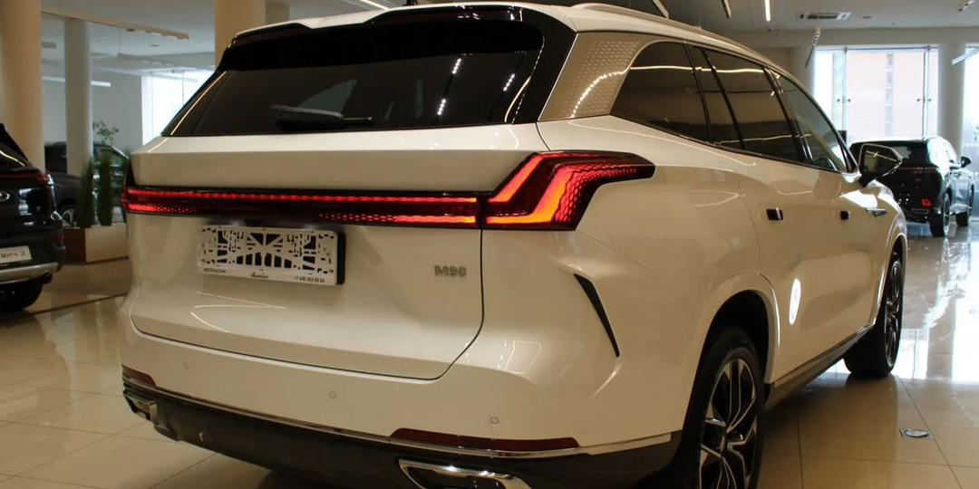 Мотор 2.0 л. с чугунным блоком, АКПП ZF, 4WD. В России начали продавать Москвич M90