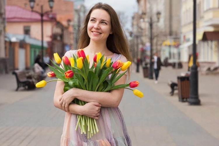 Жен, мам, дочек и сестер поздравили из-за ленточки