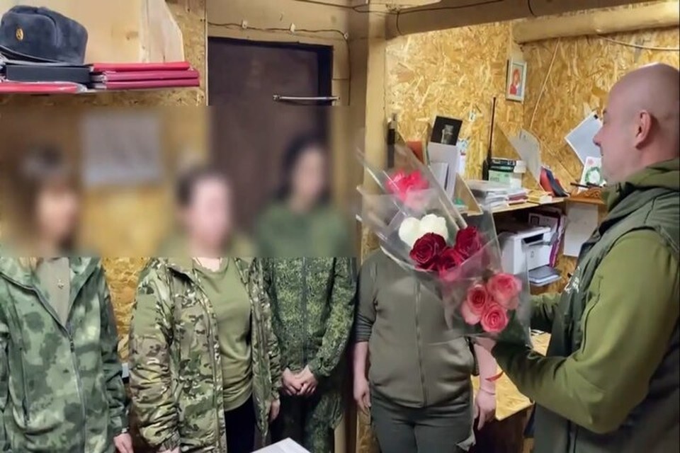    Букеты цветов вручили женщинам-медикам на передовой. Фото: Народный фронт Херсонской области