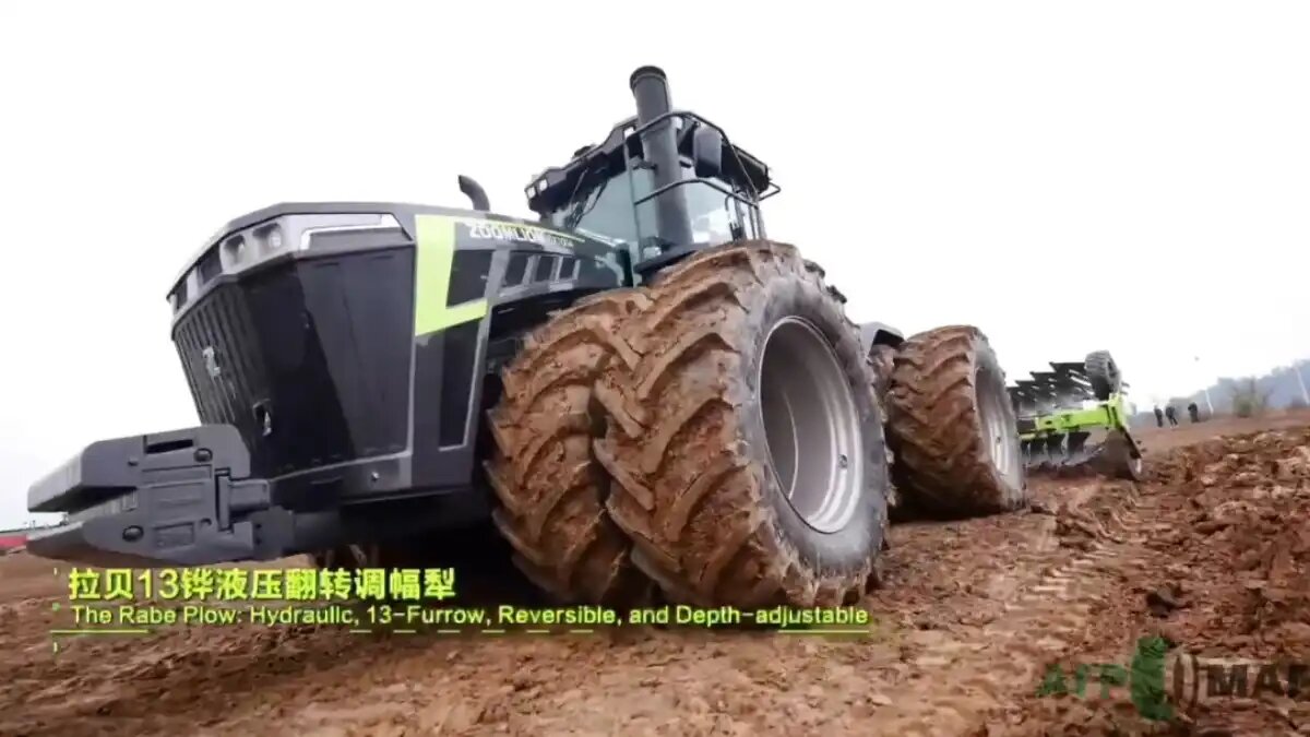 Фото: Скриншот с видео, опубликованного в telegram-каналк Сергей Юдин | АГРОМАГ
В Китае прошли испытания гибридного трактора Zoomlion DX7004 в паре с 13-корпусным оборотным плугом