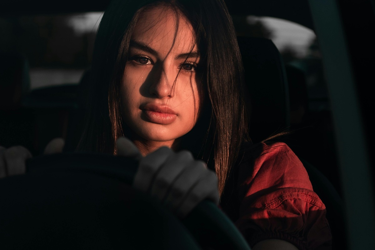     Чего боятся женщины: развод на СТО, заправщики и еще 5 главных страхов леди за рулем