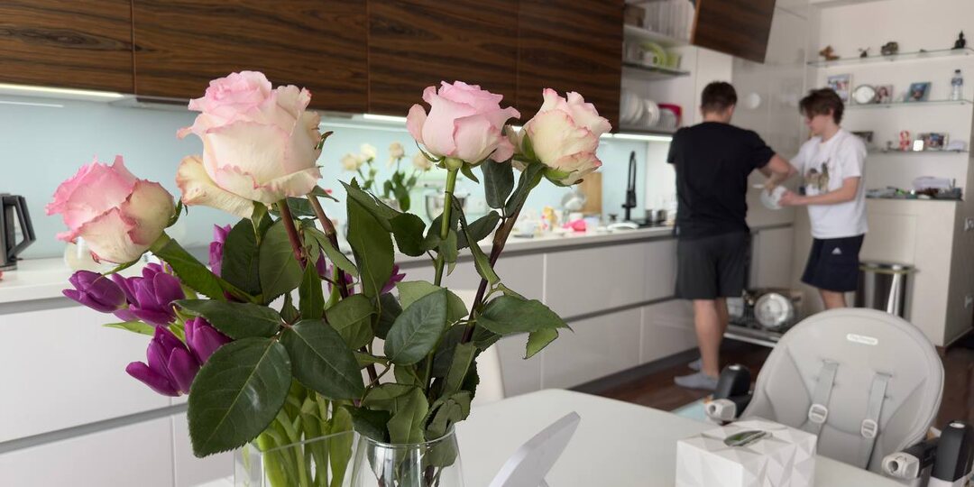 А это мои мужчины - старшие сыновья убираются на кухне