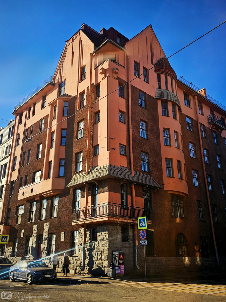 Этот дом отличается на фоне зданий-соседей. Фото: Парадная гостья