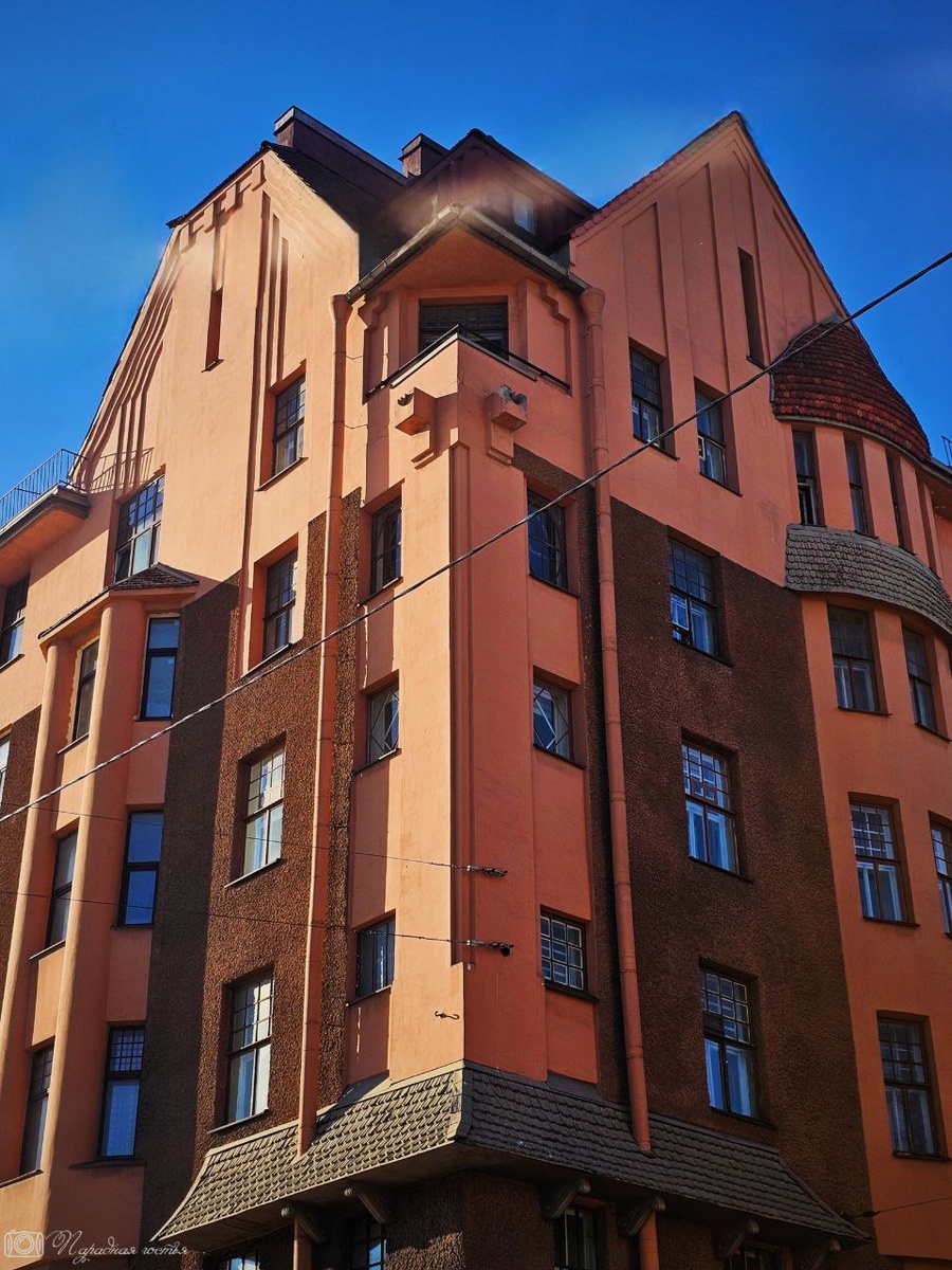 Дом Капустина находится напротив отеля Azimut (бывшая гостиница «Советская»). Фото: Парадная гостья