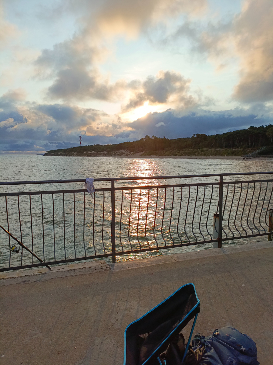 Восход на Балтике. удочка и походный стул, очень удобный