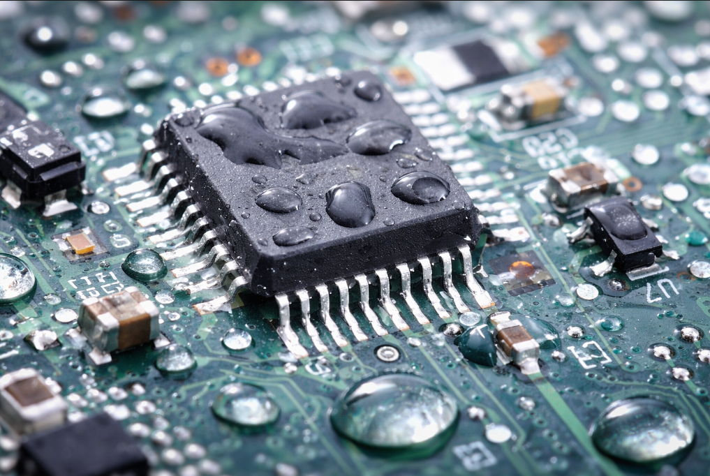 Электрический конденсат на плате оборудования