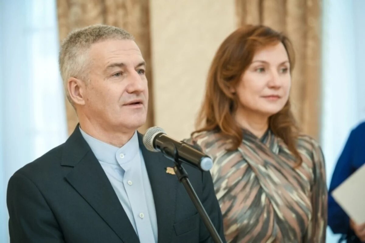    «Мой тыл и моя крепость»: Артур Парфенчиков поздравил жену с 8 Марта