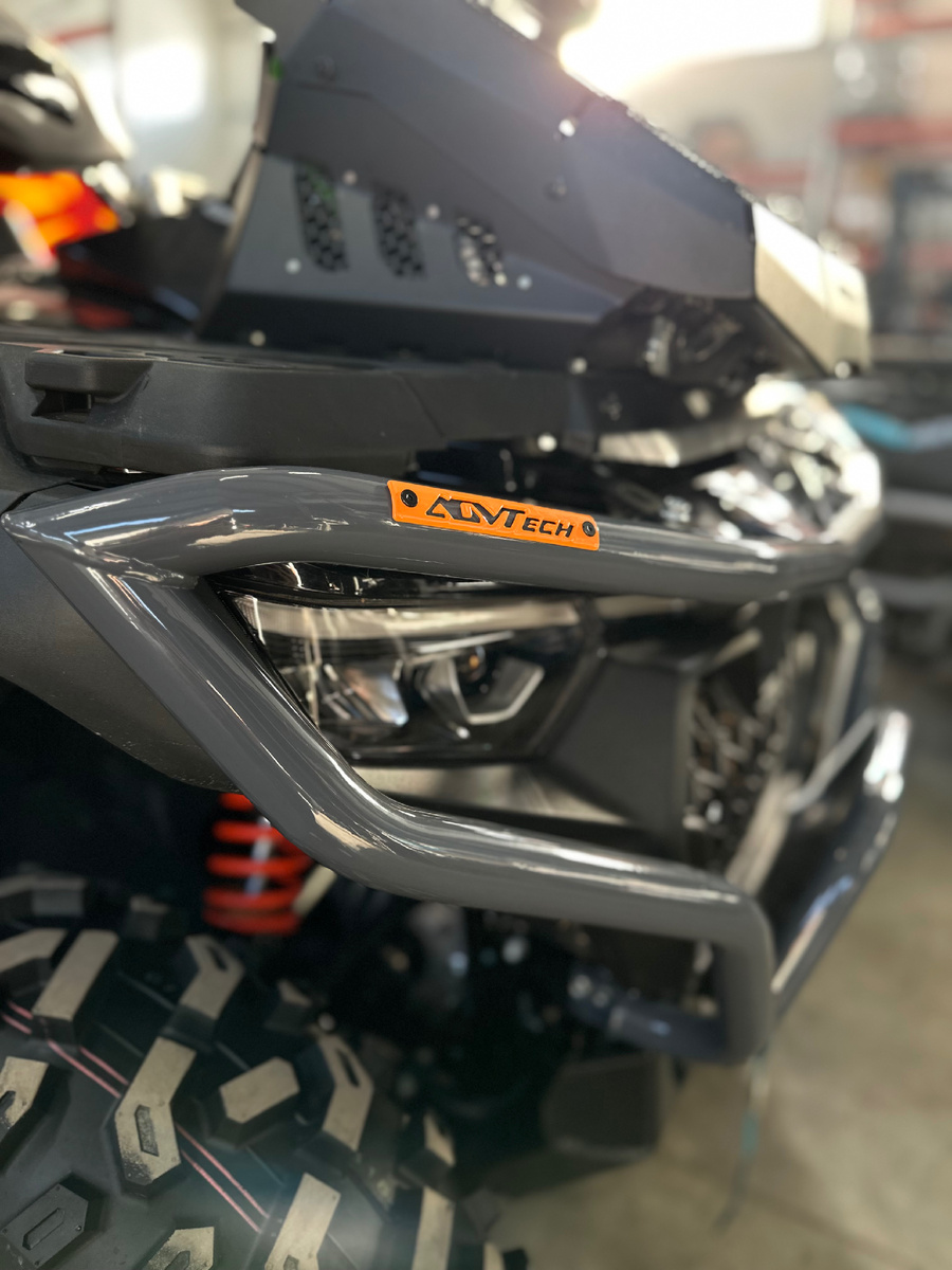 Одно из любимых сочетаний цветов на бампере: Серая база и оранжевый логотип. 