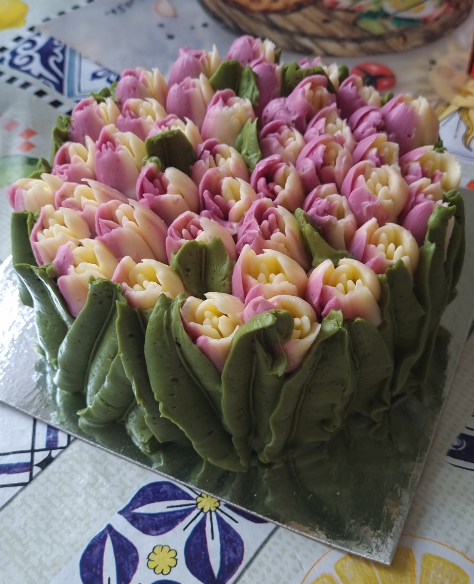 А вообще у нас вот торт с цветами вместо живых цветов))) Вкусно и практично)))) Это не значит, что я не люблю цветы. Люблю, обожаю розы красные на длинной ножке. Но в свете происходящего дома, торт с цветами - отличный компромисс)