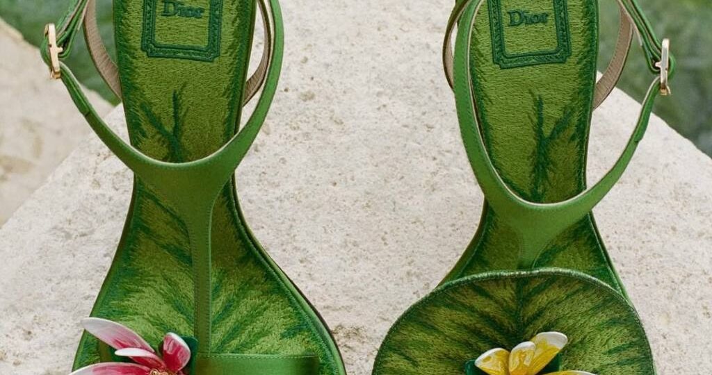 🪷 Пока весь модный мир обсуждает босоножки Dior от Джонатана Андерсона, мы нашли идеальное сочетание с ними – атласный жакет и брюки от