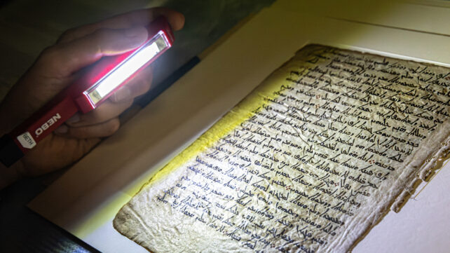 Перед сканированием страницы рукописи были очень аккуратно пролистаны