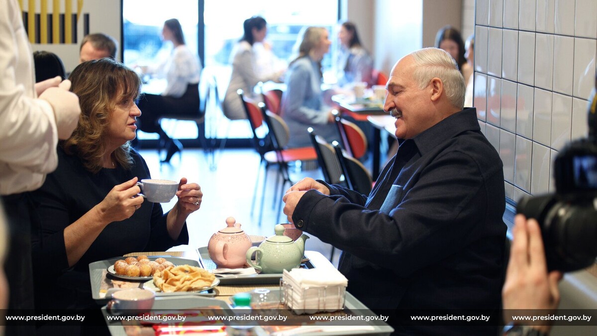    Президент Белоруссии Александр Лукашенко в одном из минских ресторанов сети быстрого питания / Источник: © Официальный сайт президента Белоруссии