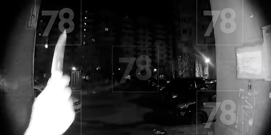 В парадной дома в поселке Шушары зарезали мужчину