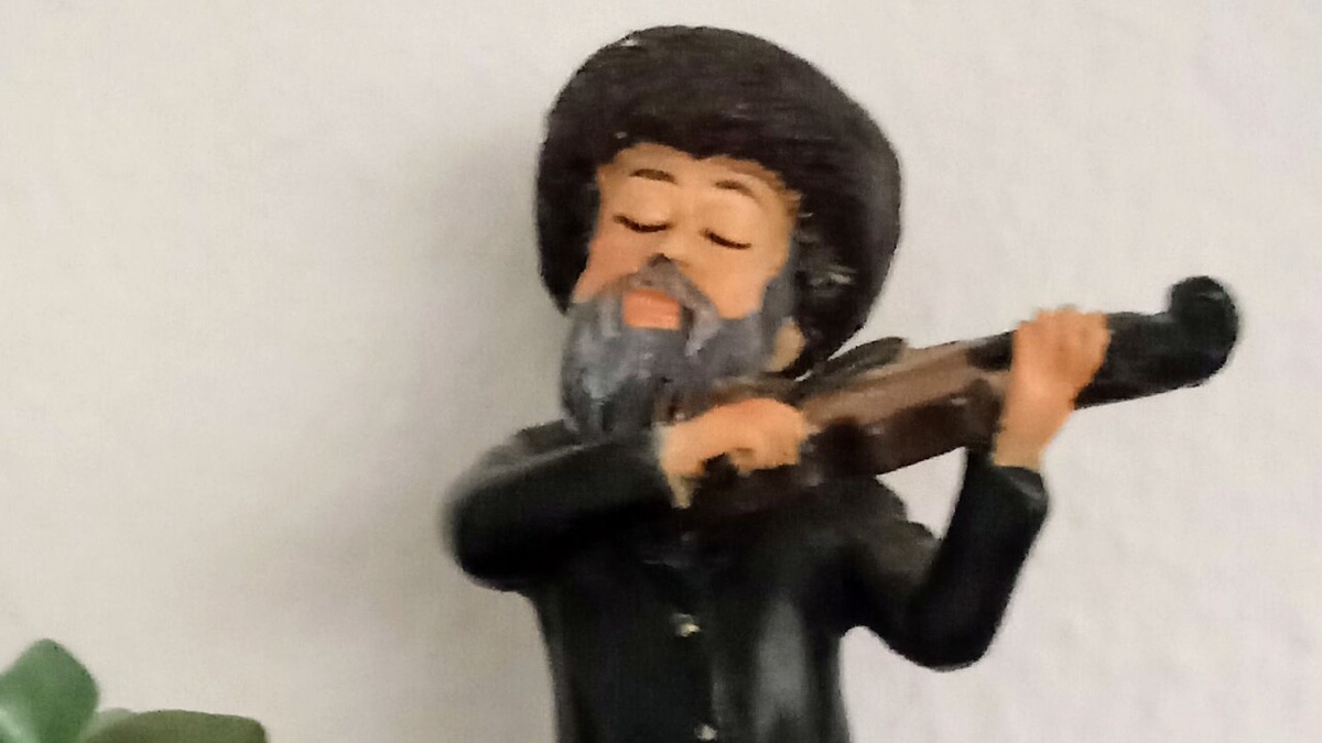 А я на скрипочке...