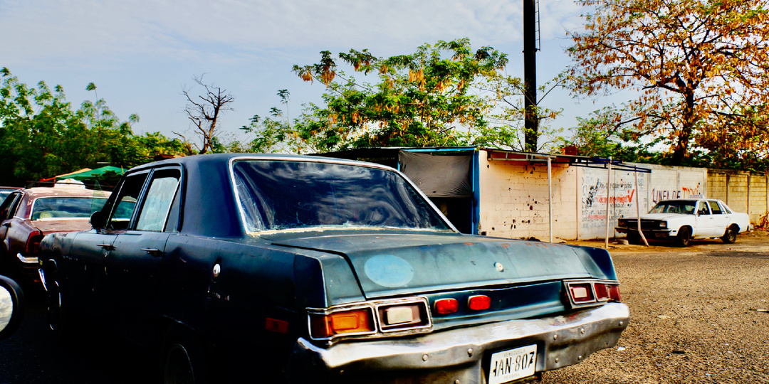 Музей под открытым небом: Почему улицы Маракайбо заполнены машинами из прошлого века?