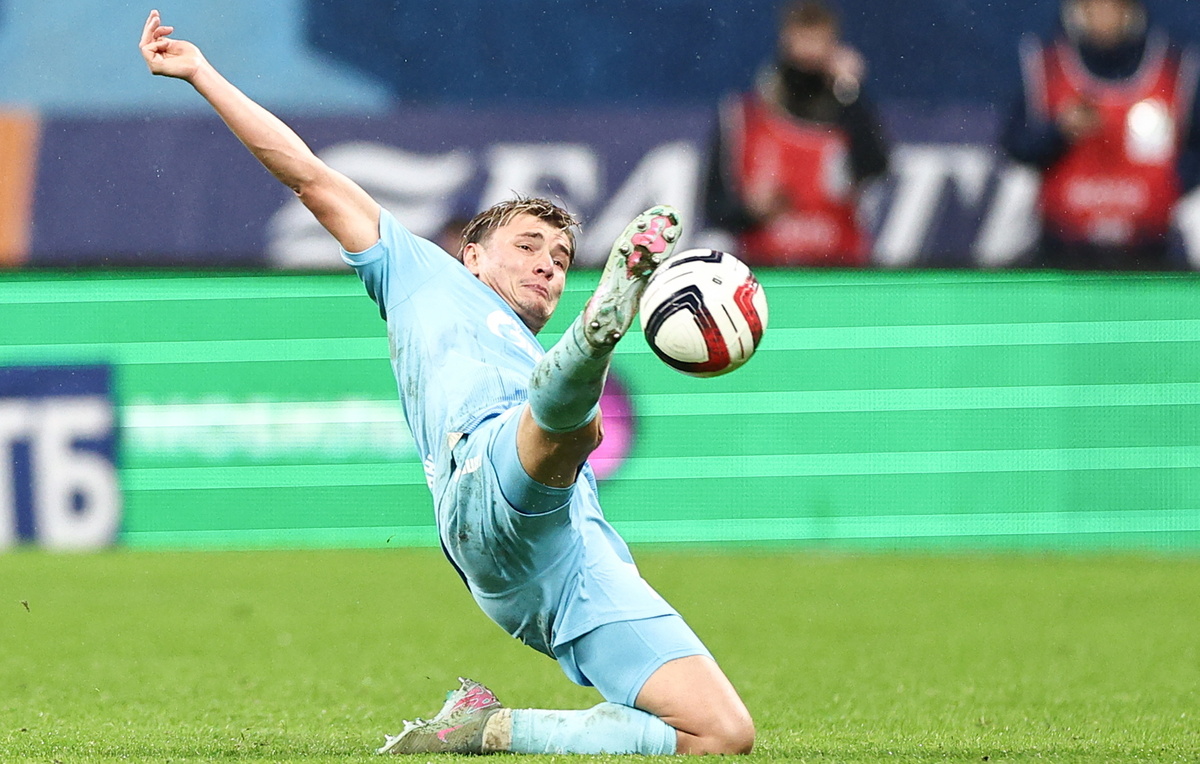    Полузащитник "Зенита" Андрей Мостовой  Софья Сандурская/ТАСС