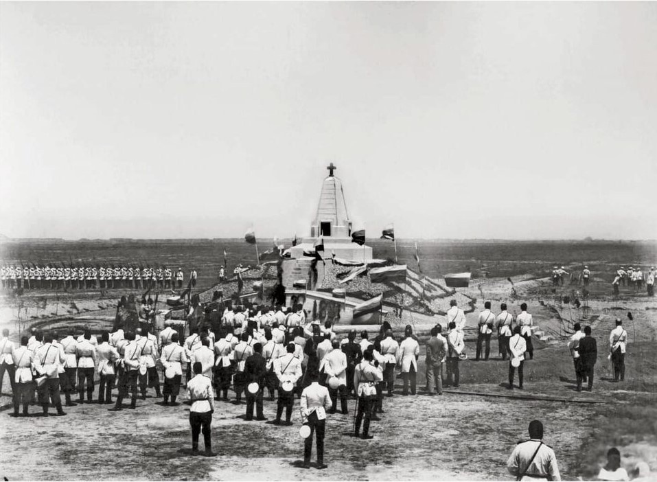 Памятник офицерам, погибшим при взятии крепости Геок-Тепе