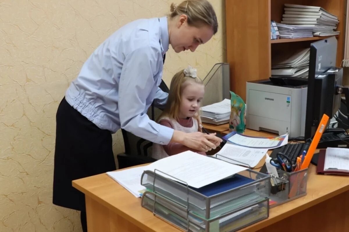    В Твери сотрудницы МВД устроили для своих детей день открытых дверей