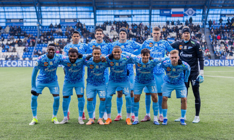    «Зенит» вышел на матч с «Оренбургом» в форме женской команды в честь 8 марта. Фото: соцсети «Зенита»