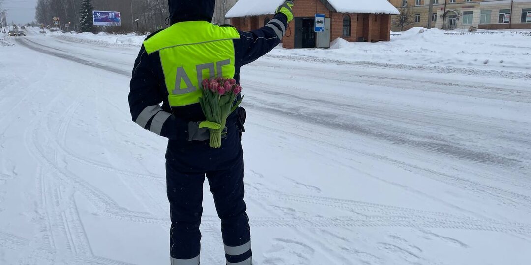 В Карелии автоинспекторы поздравили женщин-водителей цветами