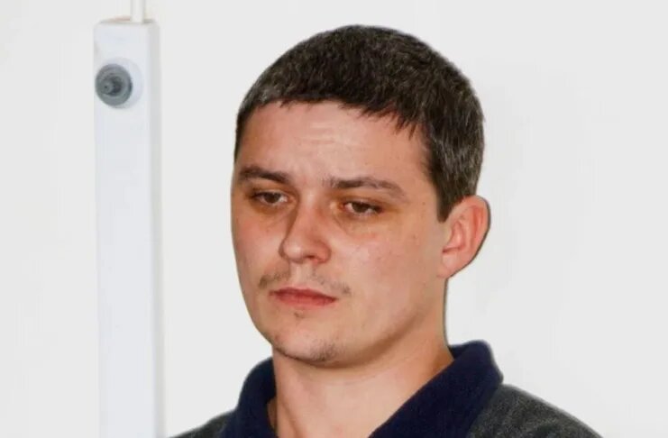    Фото: Иэн Хантли наблюдает за происходящим 10 августа 2002 года в Соэме, Англия. (Тоби МелвиллPA via AP, архив)