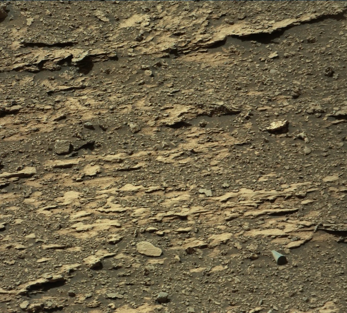 Необработанное изображение с камеры Mast (Mastcam) на борту марсохода NASA Curiosity, сделанное 7 августа 2022 года в 20:58:23 по всемирному координированному времени. (Изображение предоставлено: блокнот аналитика по Марсу, NASA)