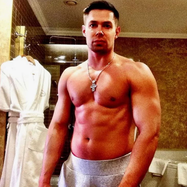 2025 г. Стас Пьеха (полное имя — Станислав Пятрасович Пьеха, при рождении — Герулис) — российский певец, поэт и телеведущий. Внук певицы, народной артистки СССР Эдиты Пьехи и композитора Александра Броневицкого, сын певицы, заслуженной артистки РФ Илоны Броневицкой.