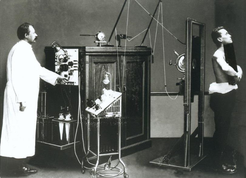 Первые рентгеновские аппараты представляли собой громоздкие конструкции на основе так называемых трубок Крукса 