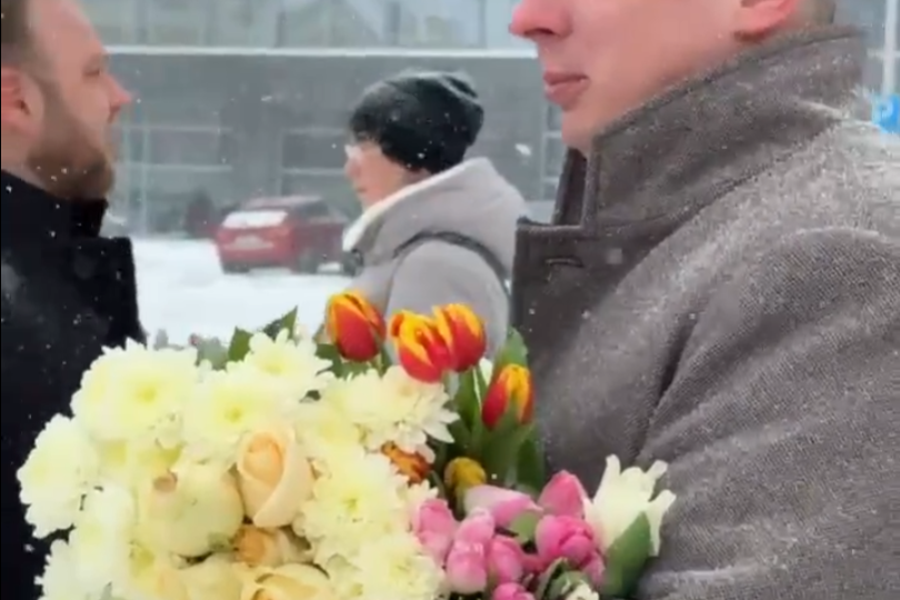 Сотрудники мэрии Петрозаводска раздавали цветы на улицах города