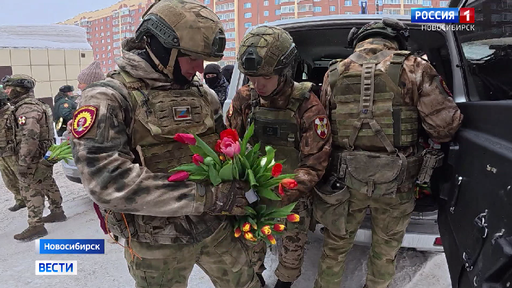 Курсанты Новосибирского военного института Росгвардии поздравили женщин с 8 Марта