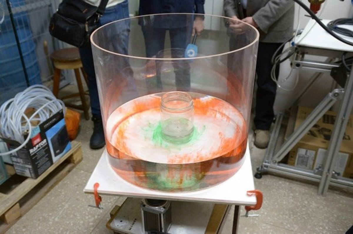    Искуственный водоворот. Экспериментальная установка для исследования вращающихся стратификационных сред. Демонстрационный эксперимент, показывающий вращение тёплой (красная жидкость) и холодной (зеленая жидкость) воды. Банка со льдом играет роль Северного полюса