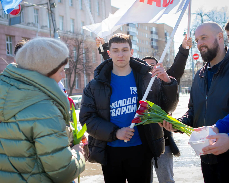     В Курске мэр Евгений Маслов вручал женщинам цветы на улицах