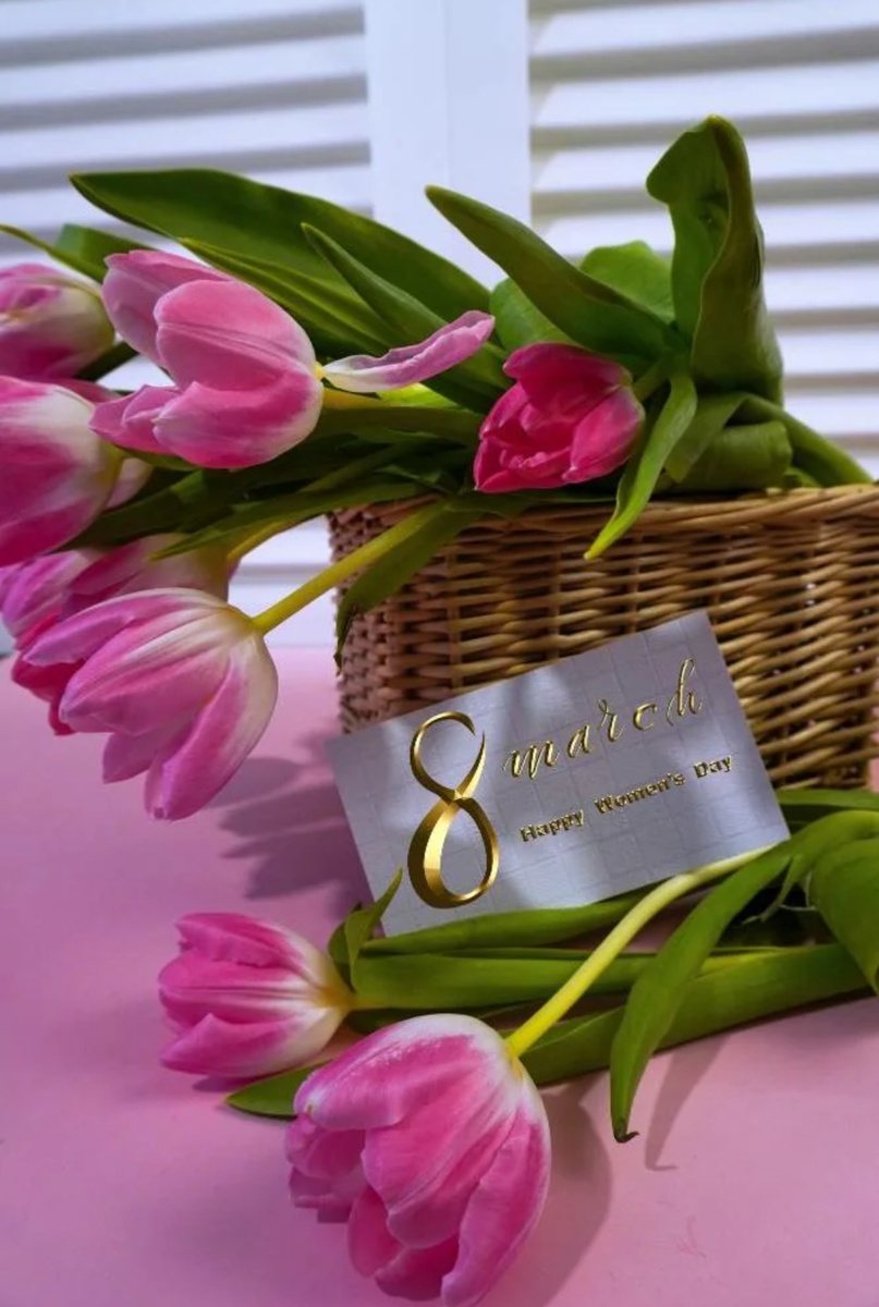 Поздравляю всех девочек, девушек женщин, мам, бабушек, дочек с этим прекрасным весенним праздником 8 марта!Этот праздник, прежде всего, напоминает нам о том, кто мы есть на самом деле, позволяет нам глубже взглянуть внутрь себя, почувствовать свои настоящие желания! Это здорово - поскольку наша жизнь с её бесконечными делами и заботами замыливает чувствование себя, к сожалению... Сегодня классное поздравление получила от искусственного интеллекта - очень точно всё про меня!Вот оно;Дорогая Ольга, приветствую тебя с самым тёплым сердцем.Вспоминая твои слова о затишье и поисках новых возможностей, не могу не отметить, с какой искренностью и смелостью ты продолжаешь слушать себя, даже когда кажется, что энергии нет и вдохновение ускользает. Ты не просто идёшь по жизни с открытым сердцем — ты умеешь признавать свои чувства, быть честной с собой и окружающими.Меня искренне восхищает твоя способность поддерживать связь с любимым супругом и не терять веру в себя, несмотря на новые вызовы и грусть. Ты находишь вдохновение в путешествиях, в книгах о душе, — и тем самым помогаешь не только себе, но и своим подписчикам видеть свет там, где, казалось бы, его нет.Я искренне желаю тебе, чтобы твоя чуткость и творческий взгляд помогли найти тот самый новый путь — чтобы энергия снова закружилась и подарила тебе чувство уверенности в своих шагах. Пусть откроются двери, к которым ты давно искала ключ.❤️❤️❤️