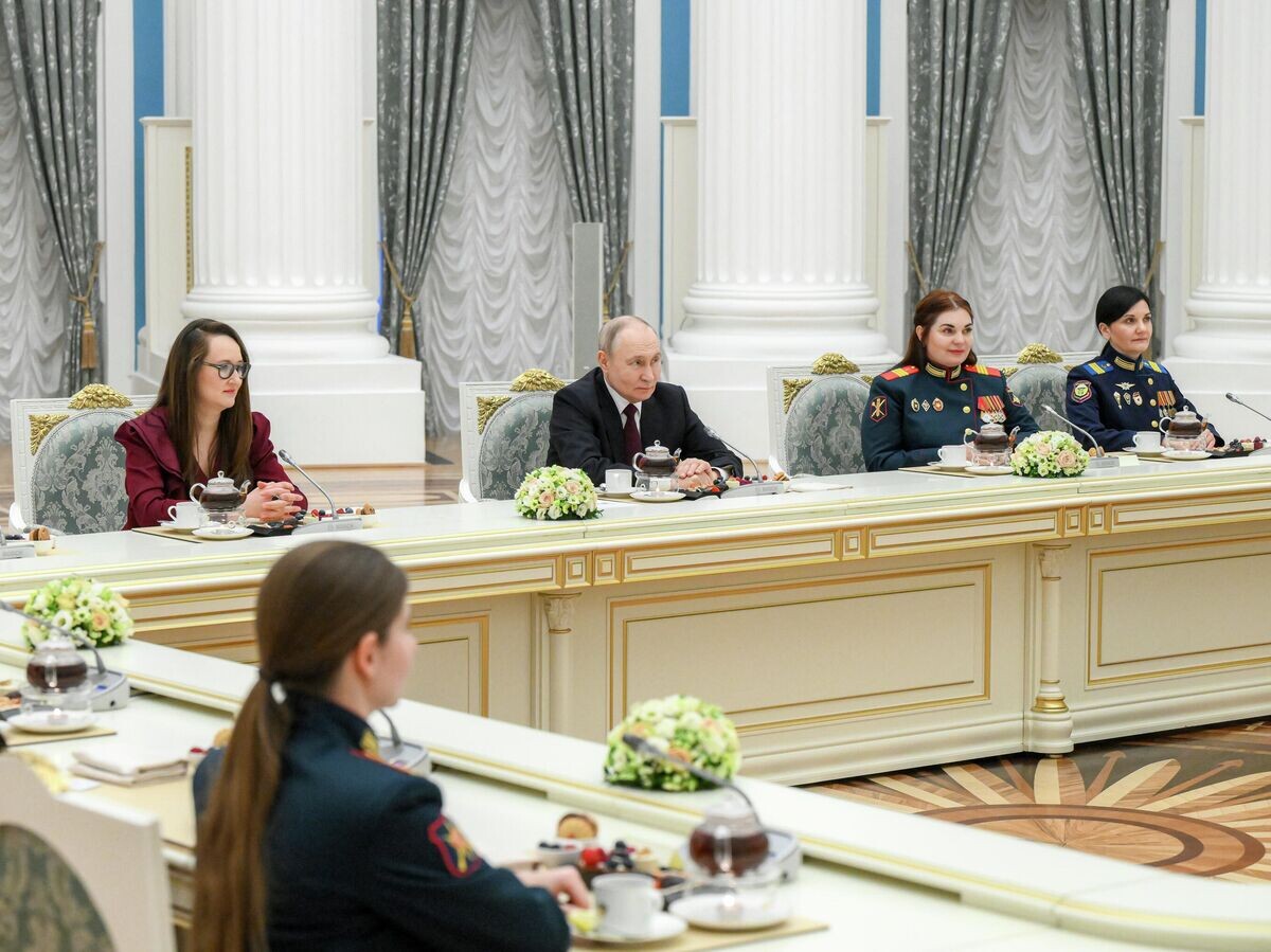    Президент РФ Владимир Путин в Кремле на встрече с женщинами - представительницами разных профессий в преддверии Международного женского дня | © РИА Новости / Пелагия Тихонова