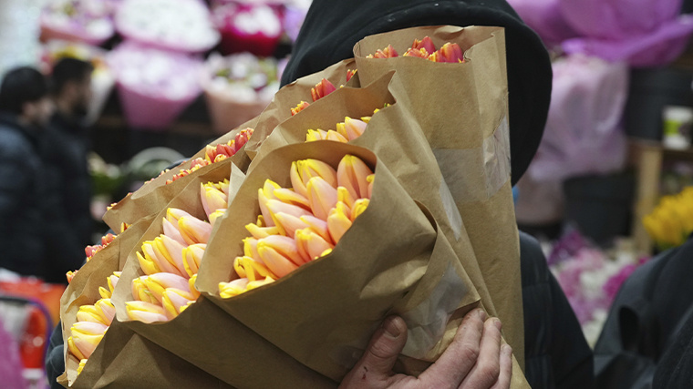    Как правильно ухаживать за букетом? Что добавить в воду, чтобы цветы не завяли быстро? ИЗВЕСТИЯ/Эдуард Корниенко