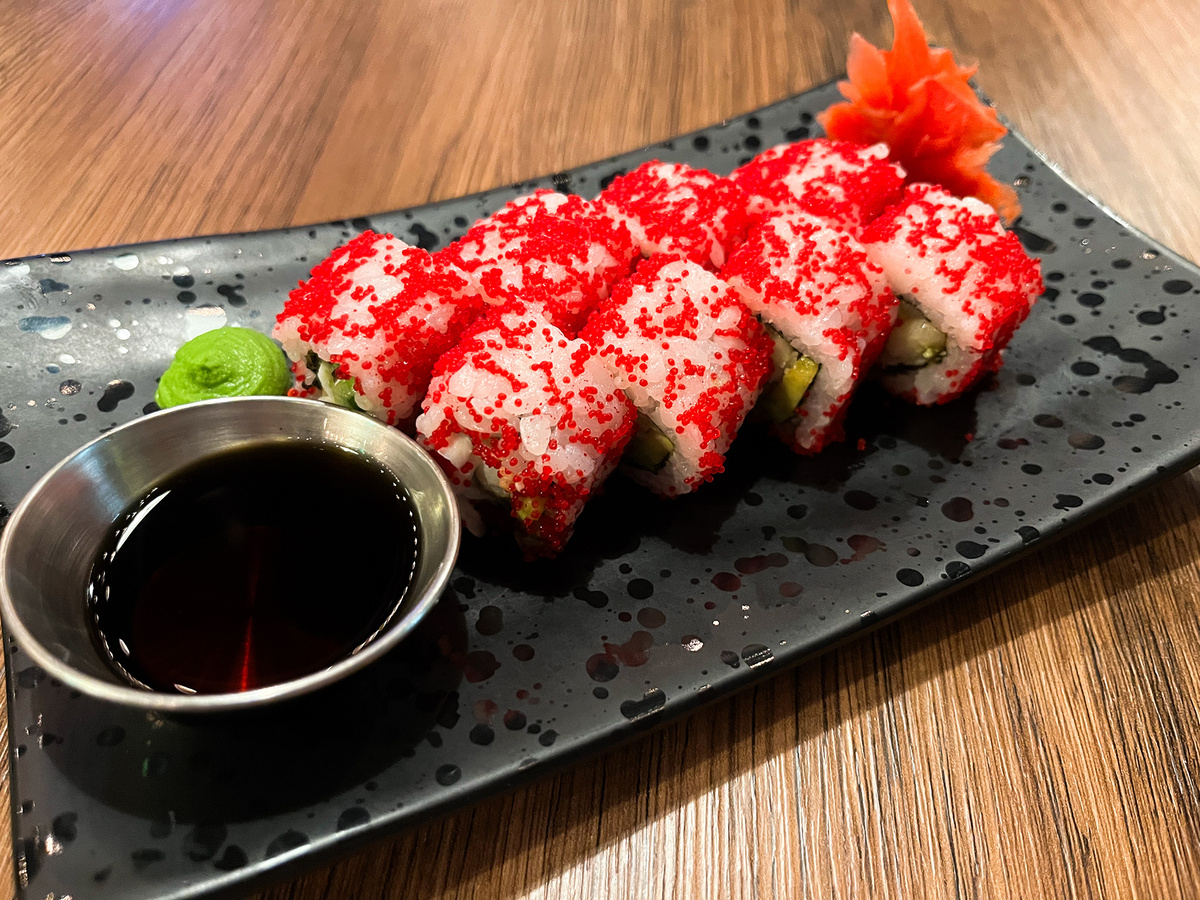 Ролл Калифорния снежный краб с креветкой – 250 рублей →