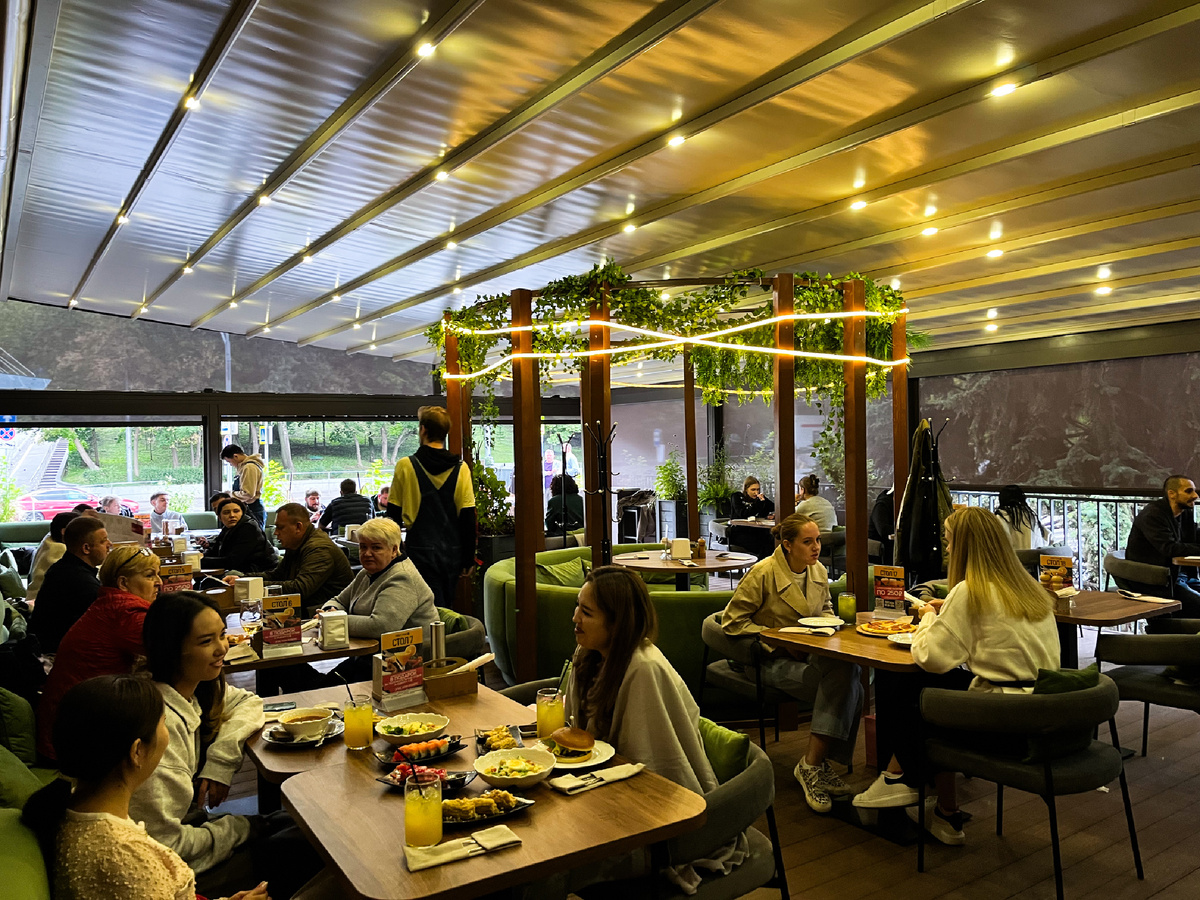 Летняя веранда заведения →