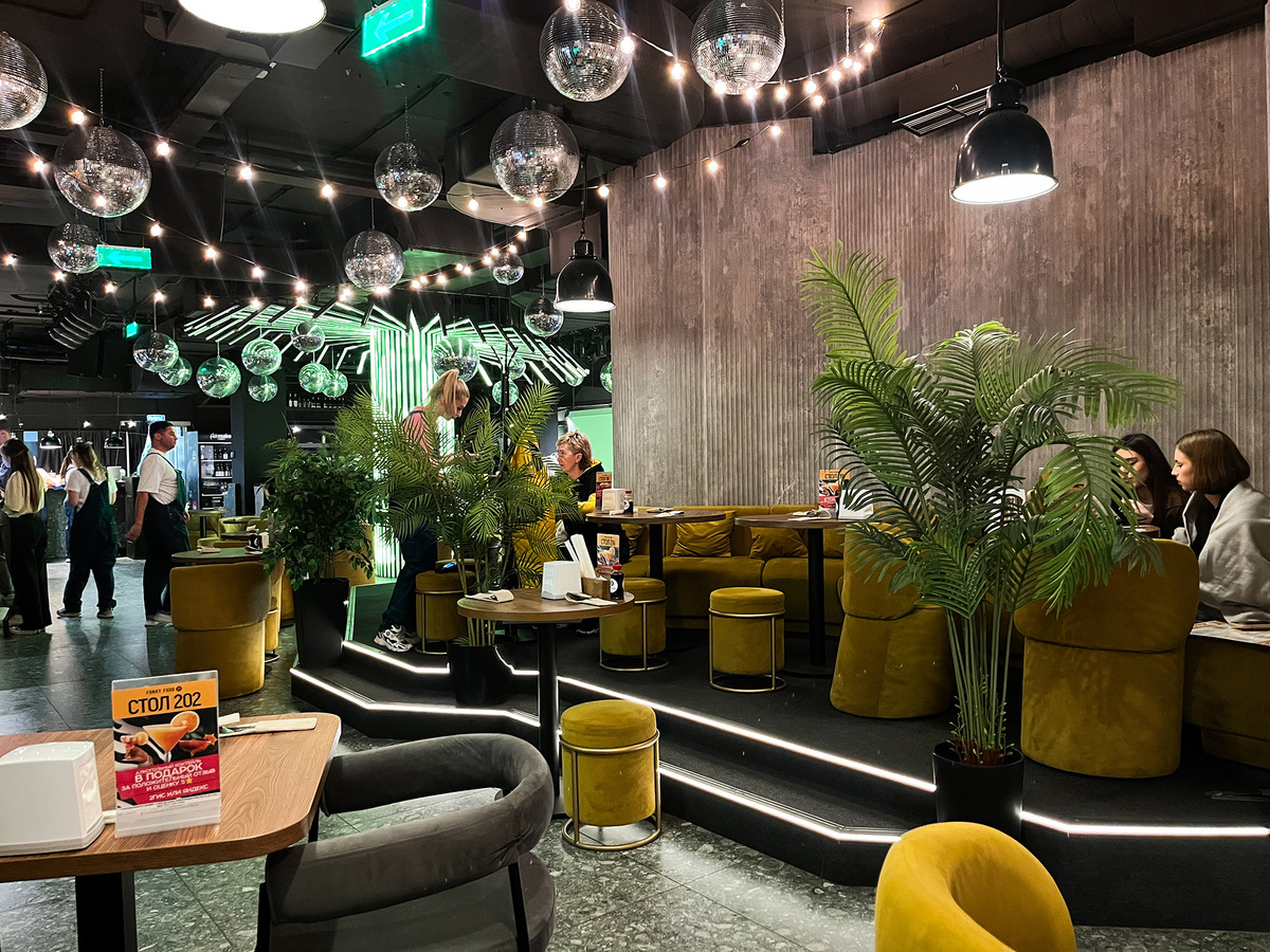 Столы возле входной группы →