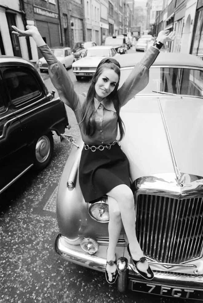 Лесли Гибб предпочла держаться в тени, за исключением одного случая, когда она вышла на сцену вместе со своими братьями. 