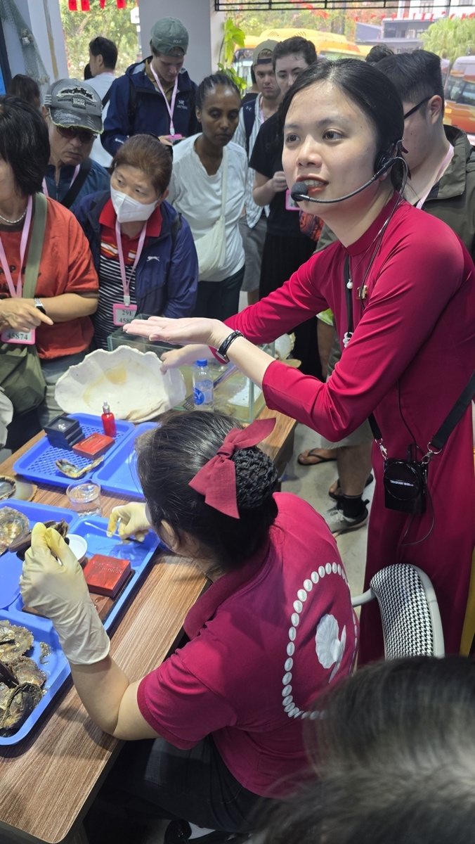 Сперва три минуты показывают, как жемчуг производится.