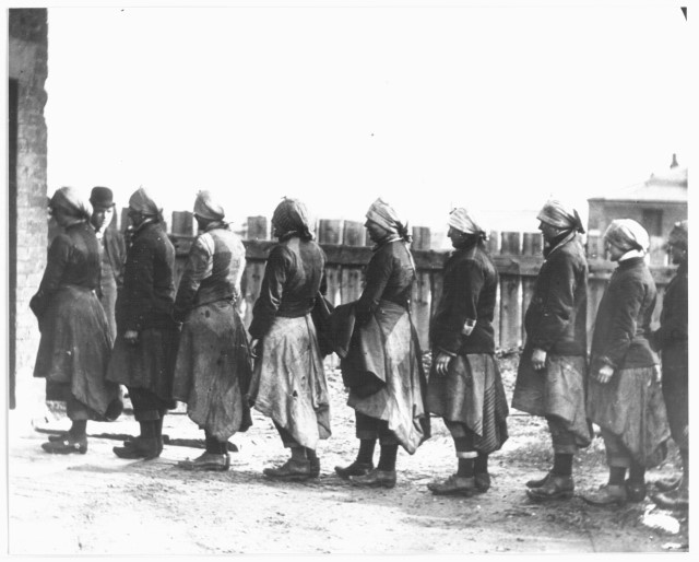 Очередь за зарплатой. Шахта Дуглас Бэнк, Ланкашир, Великобритания.