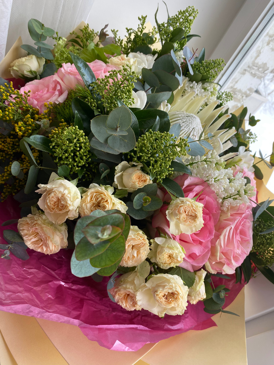 Это на моем подоконнике. Но этот фантастический букет подарили Олесе! 🤫Реально хороший парень подарил. Огромный букет, неимоверной красоты еле уместился на подоконнике🥰